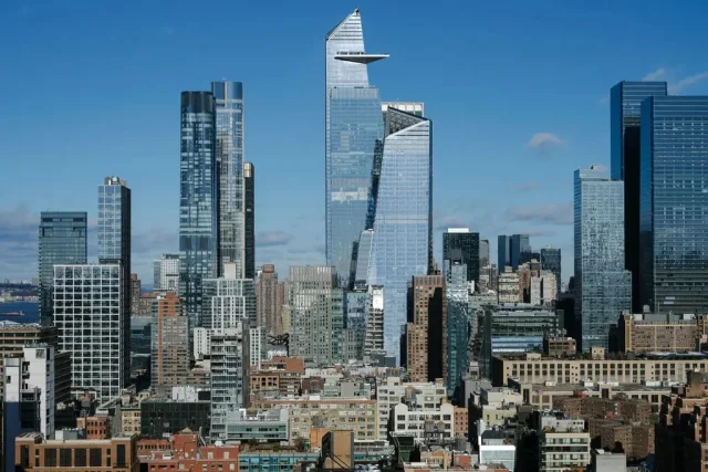 Tại th&agrave;nh phố New York, Mỹ, số lượng triệu ph&uacute; đi thu&ecirc; nh&agrave; đ&atilde; tăng từ 2.204 người v&agrave;o năm 2019 l&ecirc;n 5.661 người v&agrave;o năm 2023. (Ảnh: New York Times).