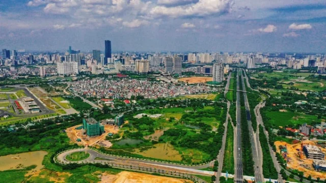 Gi&aacute; nh&agrave; nội đ&ocirc; tại c&aacute;c th&agrave;nh phố lớn neo ở mức qu&aacute; cao, khiến cả nh&agrave; đầu tư lẫn người mua ở thực buộc phải dịch chuyển ra v&ugrave;ng ven &ndash; nơi quỹ đất c&ograve;n dồi d&agrave;o, hạ tầng ng&agrave;y c&agrave;ng ho&agrave;n thiện v&agrave; mức gi&aacute; dễ tiếp cận hơn. Ảnh minh hoạ.