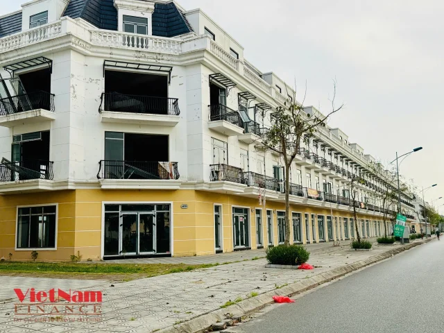Kh&ocirc;ng c&oacute; người đến ở, nhiều căn nh&agrave; trong dự &aacute;n n&agrave;y b&ecirc;n ngo&agrave;i đ&atilde; bị xuống cấp nghi&ecirc;m trọng