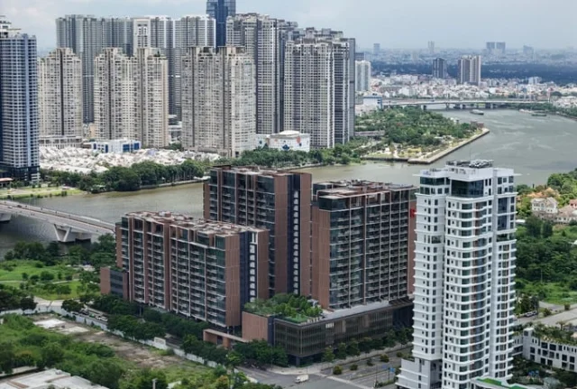 Thị trường bất động sản TP.HCM đang bước v&agrave;o giai đoạn t&aacute;i định gi&aacute;, khi khoảng c&aacute;ch truyền thống giữa căn hộ v&agrave; nh&agrave; liền thổ dần bị x&oacute;a nh&ograve;a. Ảnh minh họa.