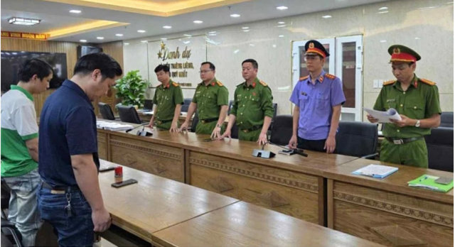 Cơ quan CSĐT tống đạt quyết định khởi tố bị can đối với Nguy&ecirc;n Thanh Trường v&agrave; Nguyễn Ngọc Ch&acirc;u. &nbsp;
