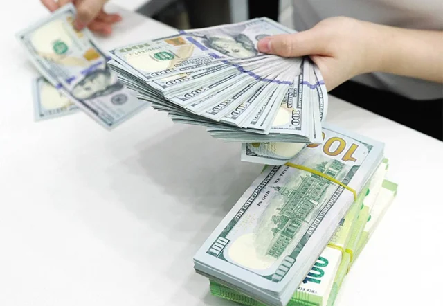 Giá USD ngân hàng giảm nhanh, tự do mất mốc 27.000 đồng - Ảnh 1