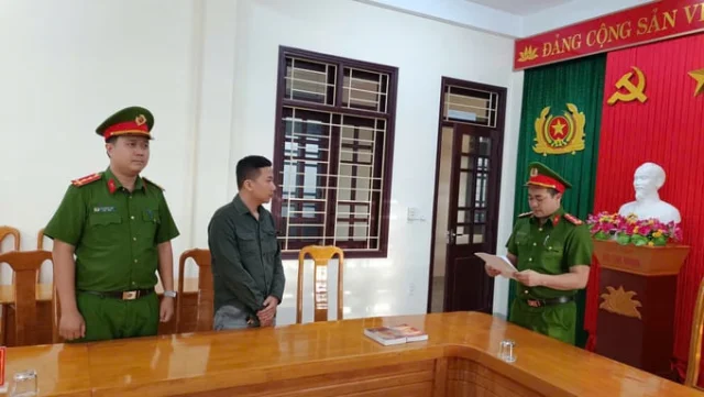 Cơ quan Cảnh s&aacute;t điều tra C&ocirc;ng an tỉnh Quảng Trị đọc quyết định khởi tố đối với Nguyễn Viểt Hải.