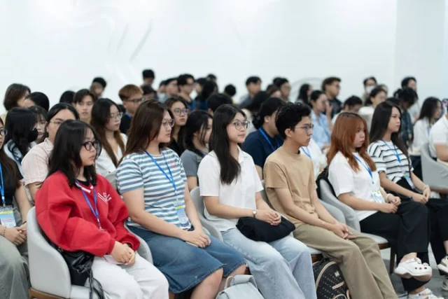 Theo c&aacute;c chuy&ecirc;n gia, với thu nhập từ 15 - 20 triệu đồng/th&aacute;ng, nếu biết tận dụng c&aacute;c g&oacute;i vay ưu đ&atilde;i, k&eacute;o d&agrave;i thời gian trả nợ v&agrave; nhận th&ecirc;m sự hỗ trợ từ gia đ&igrave;nh, người trẻ ho&agrave;n to&agrave;n c&oacute; thể sở hữu căn nh&agrave; đầu ti&ecirc;n.
