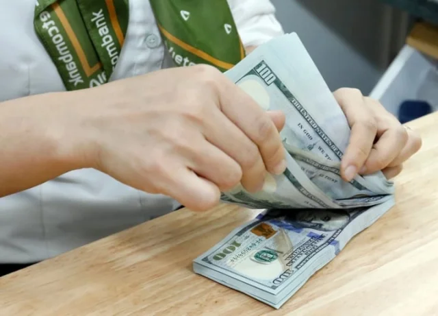 C&ugrave;ng với đ&oacute;, NHNN đ&atilde; h&uacute;t r&ograve;ng thanh khoản VND trong 3 tuần li&ecirc;n tiếp.