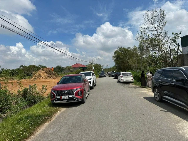 H&agrave;ng trăm xe nối đu&ocirc;i nhau về x&atilde; To&agrave;n Lưu để t&igrave;m, giao dịch mua b&aacute;n đất nền...