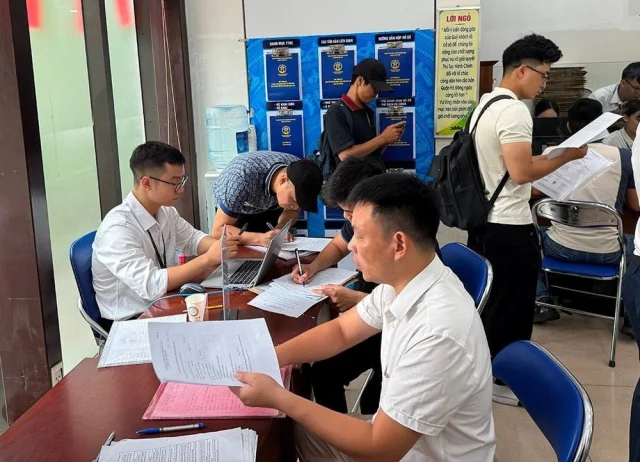 Yêu cầu dân nộp bản photo sổ đỏ: UBND phường căn cứ quy định nào? - Ảnh 1