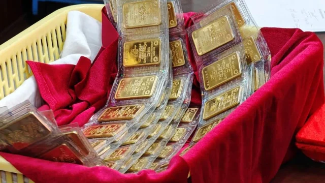 Thủ tướng yêu cầu bình ổn thị trường vàng, thu hẹp chênh lệch giá với thế giới - Ảnh 1