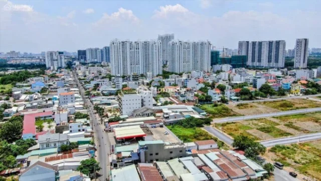 Trong những th&aacute;ng gần đ&acirc;y, thị trường bất động sản ghi nhận xu hướng r&otilde; n&eacute;t khi nhiều s&agrave;n m&ocirc;i giới lớn tại H&agrave; Nội c&ugrave;ng kh&ocirc;ng &iacute;t nh&agrave; đầu tư c&aacute; nh&acirc;n đang đồng loạt dịch chuyển d&ograve;ng vốn v&agrave;o khu vực ph&iacute;a Nam. Ảnh minh họa.
