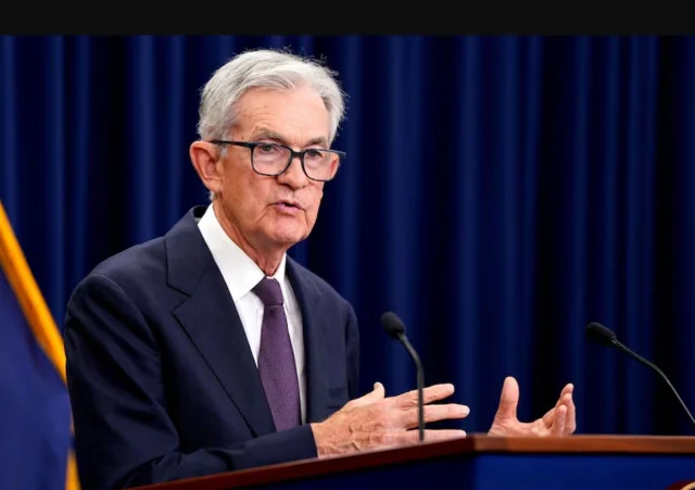 Fed hạ lãi suất 0,25%, chứng khoán toàn cầu chạm mốc kỷ lục - Ảnh 1
